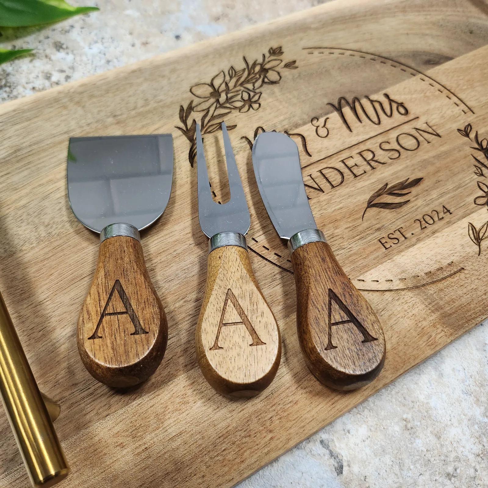 Engraved cheeseboard and utensils set