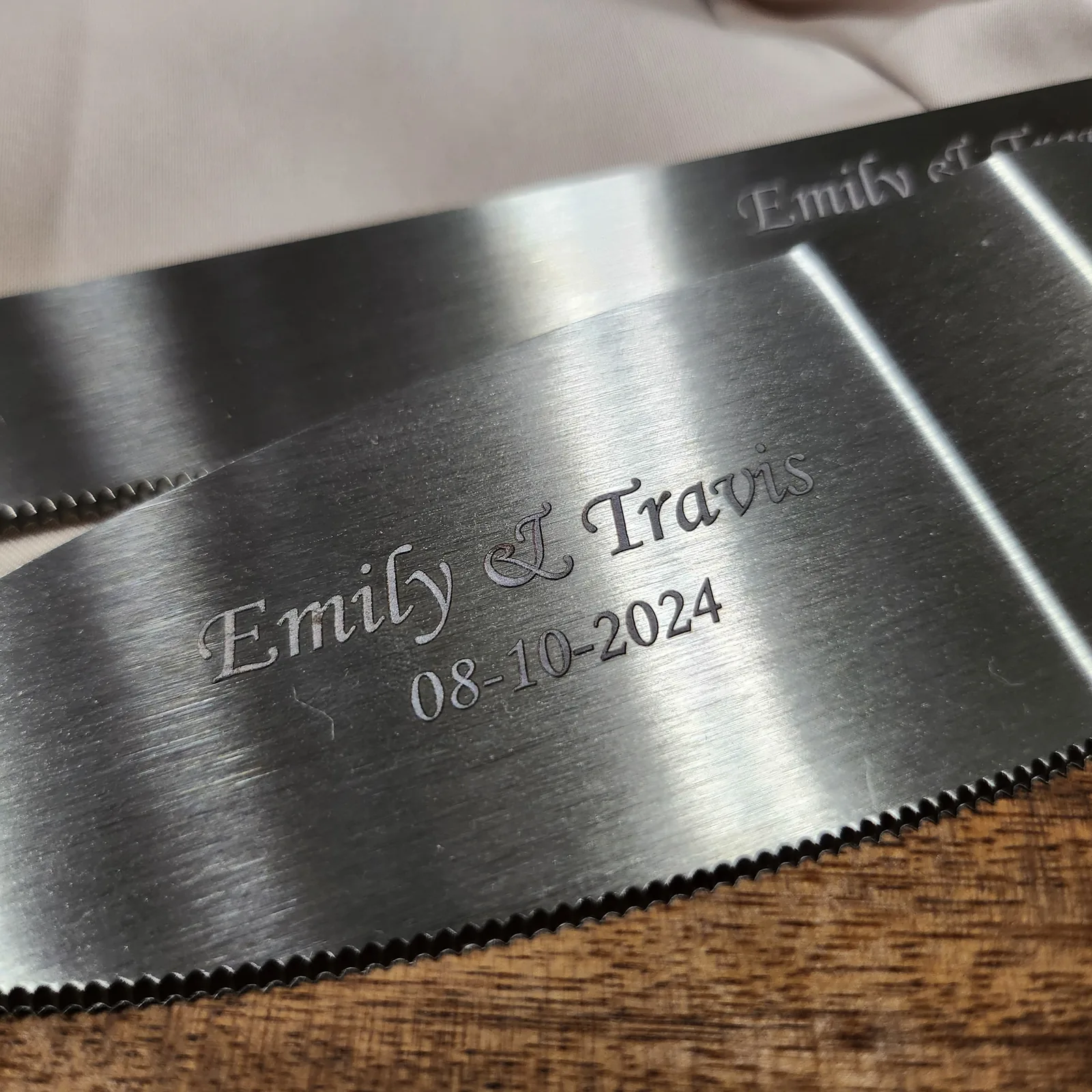 Engraved cake knife set