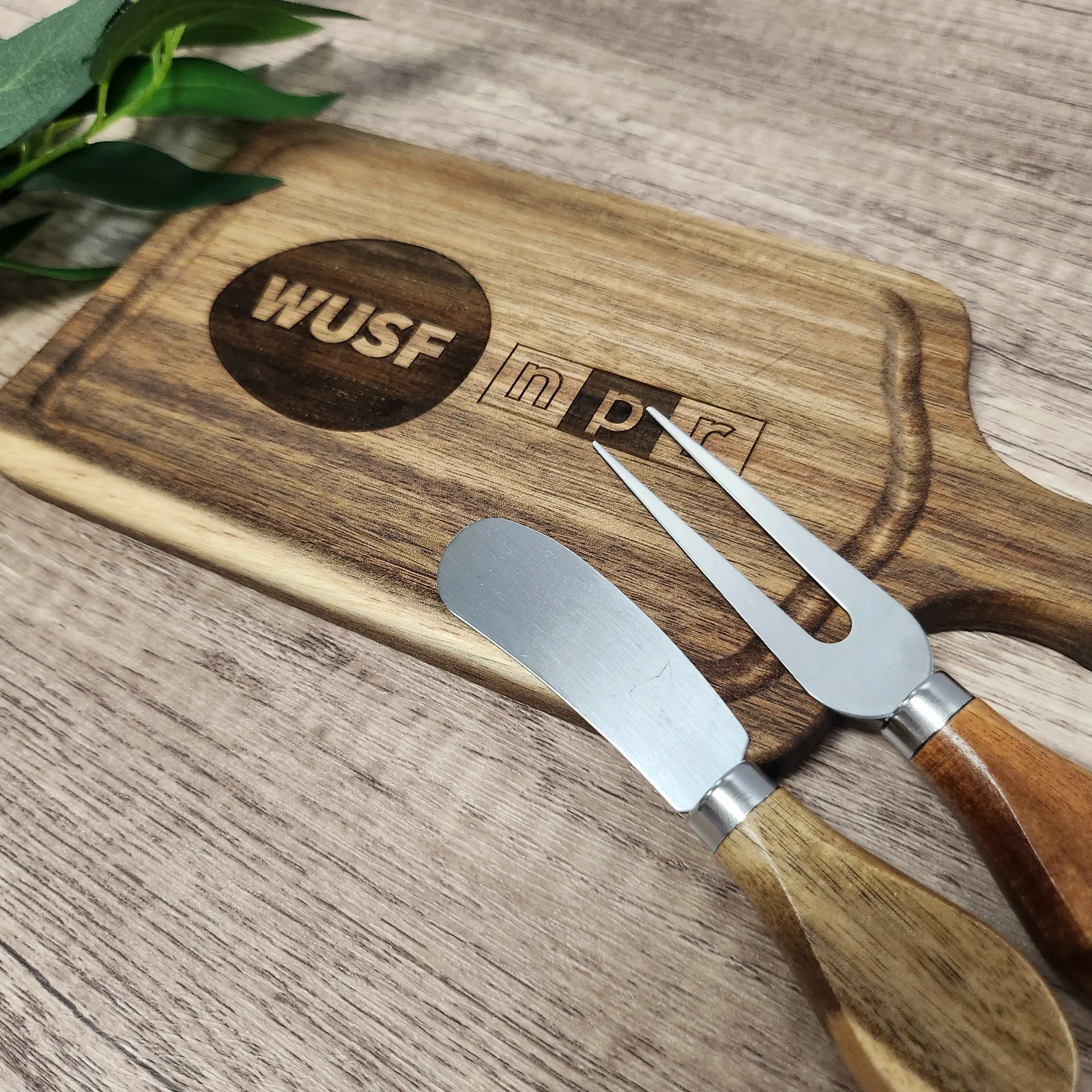 Engraved cheeseboard gift set