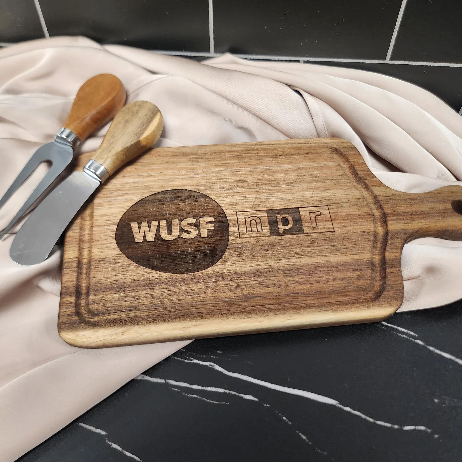 Engraved logo cheeseboard set