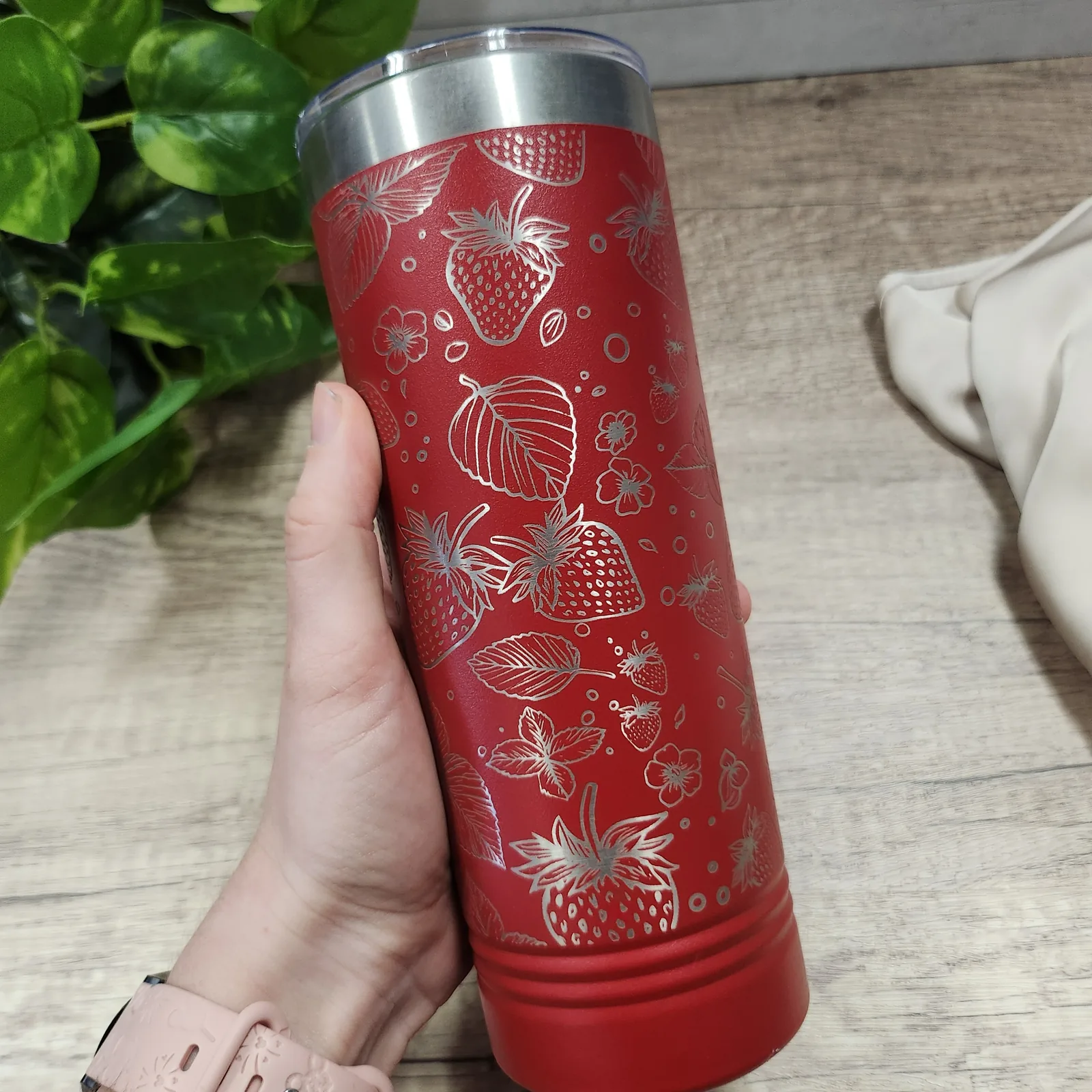 Engraved strawberries tumbler